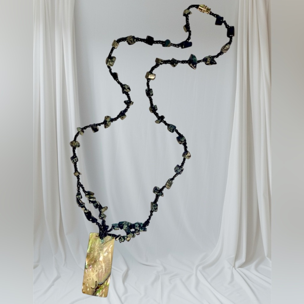 Stunning Vintage Hawaiian Pendant Shell Necklace 
Black Seed Beads, Obsidian 22”